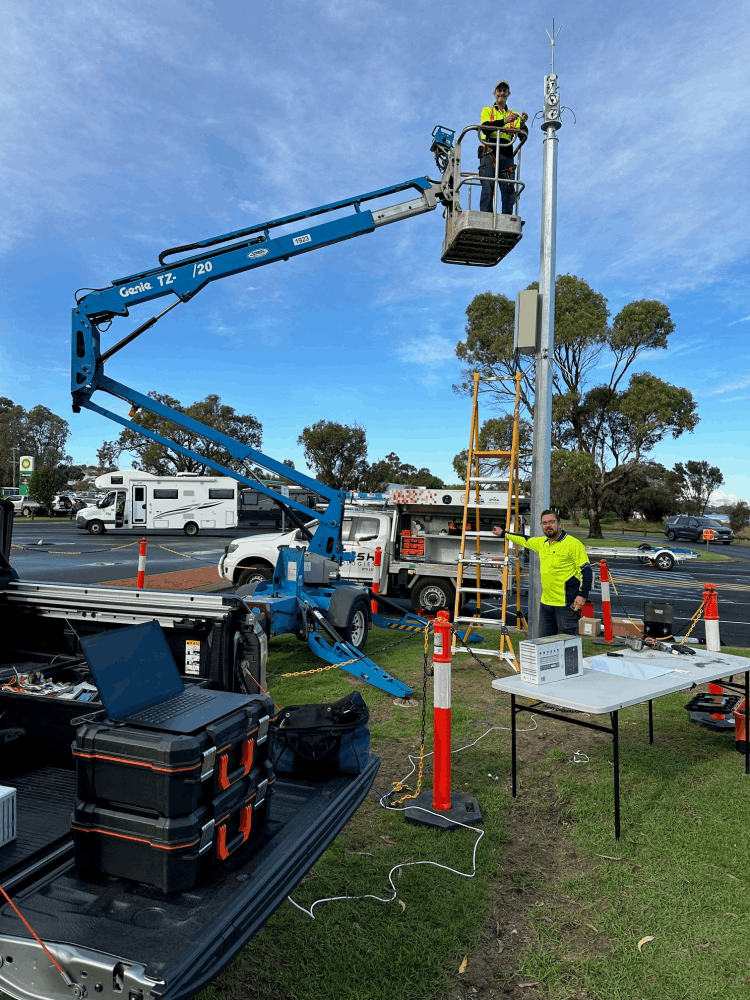 CUSTOM CCTV POLES FOR LPR TECHNOLOGY – ONSLOW, WA 1 Professionals from G&S industries fixing a pole.